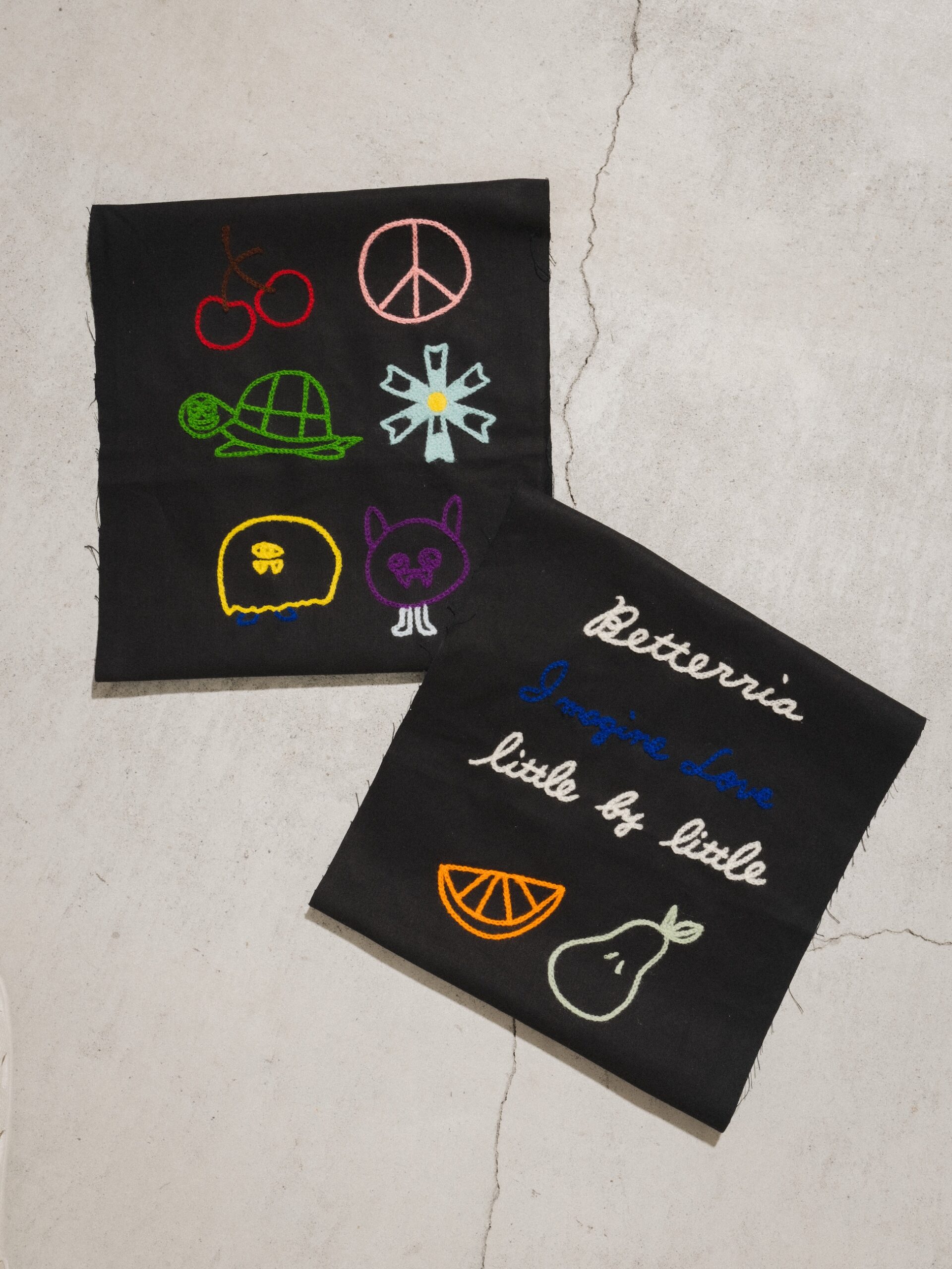 刺繍はモチーフやメッセージやアルファベットなどをご用意