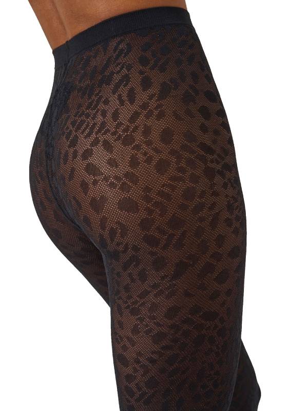 【デザイン】スタイリングにアクセントを添えるタイツ