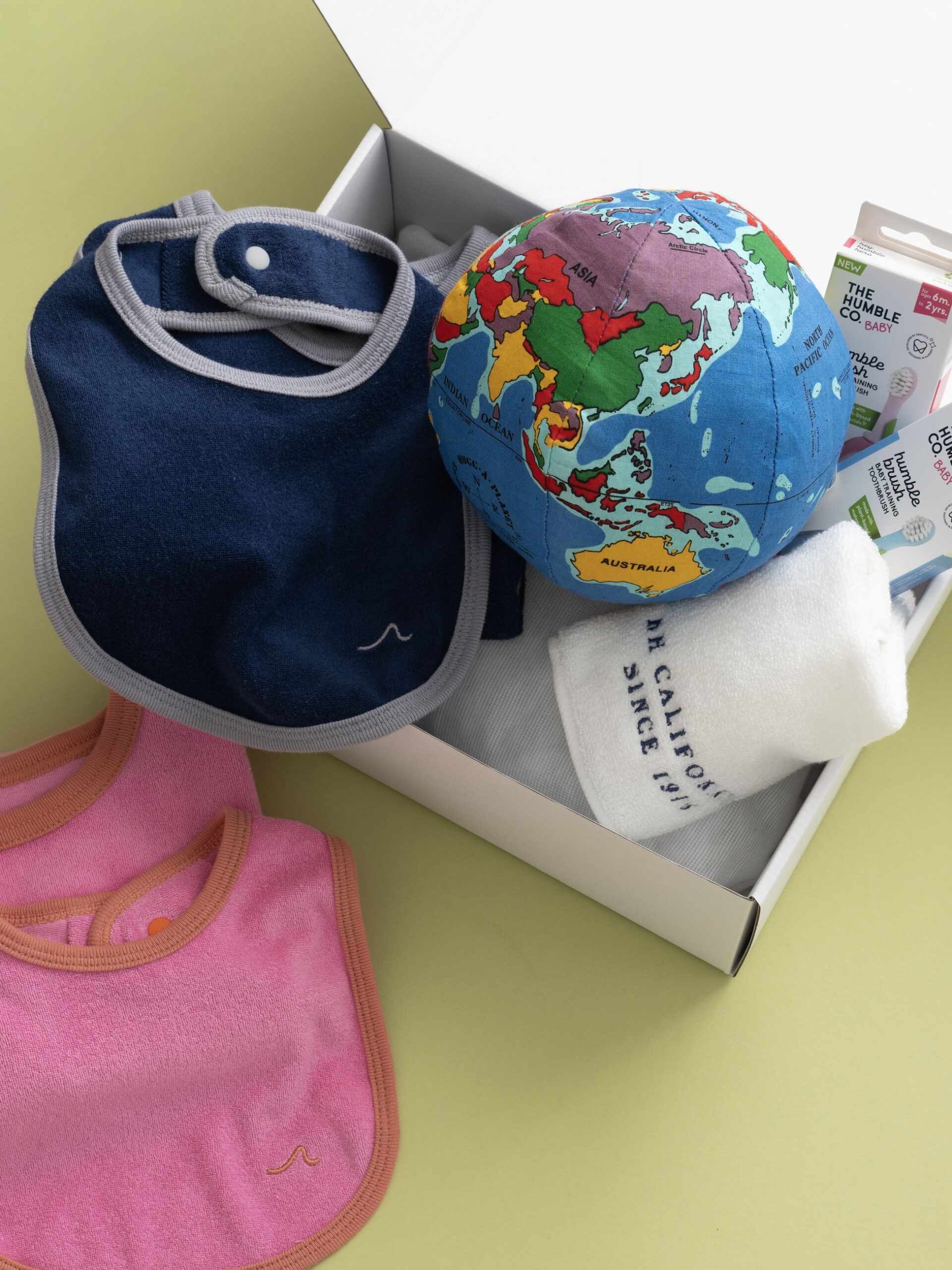 Ron Herman：Pile Tank Rompers_Ron Herman：Pile Bib_THE HUNBLE CO.：Baby Tooth Brush_Hugg-A-Planet：Planet Cushion_Ron Herman：Towel Handkerchief_大切なあの人に贈るベビーギフト。Petit BateauやBARiNEなど特別なコラボレーションアイテムからオリジナルまで見逃せないアイテムが登場。_11