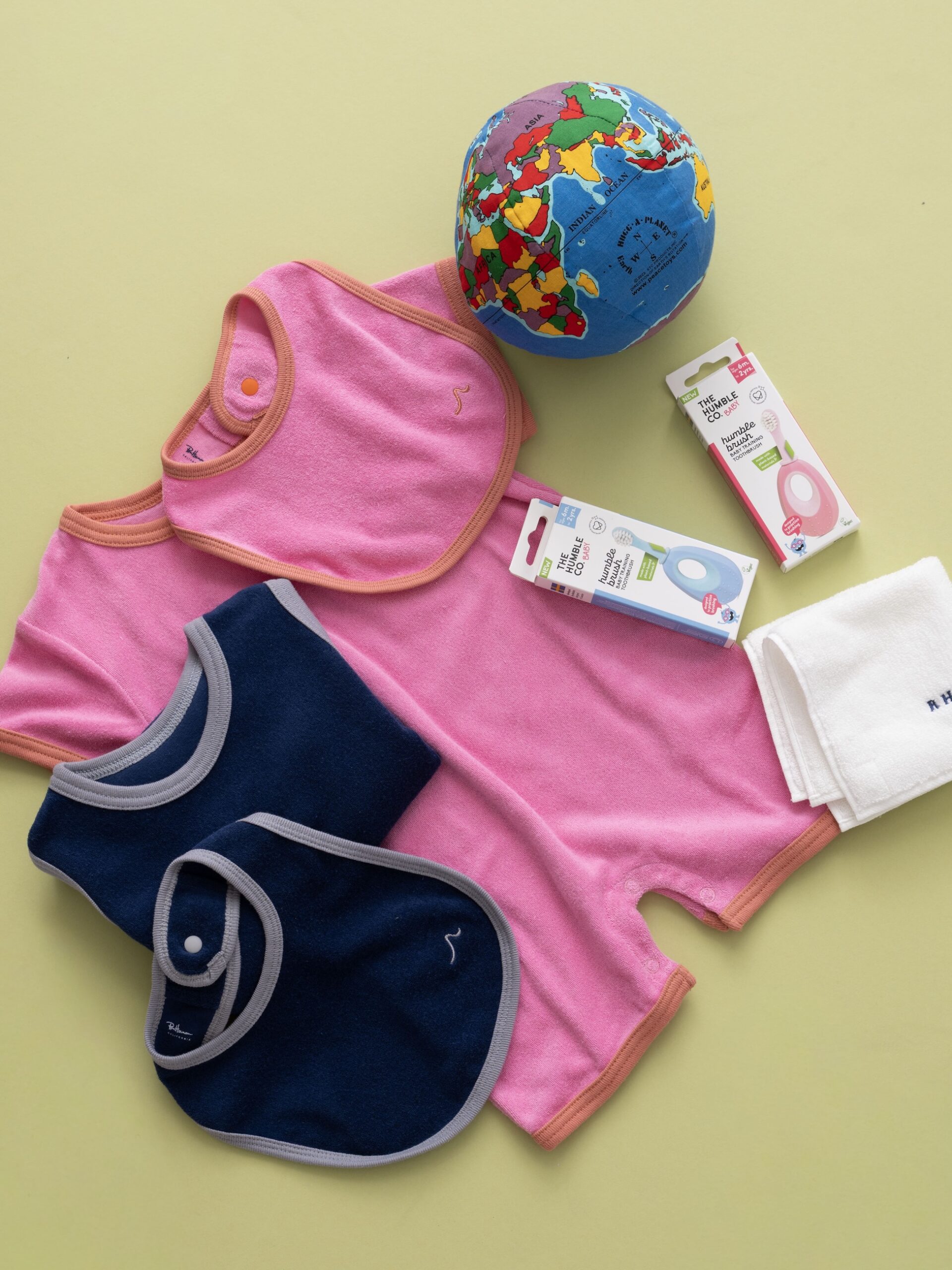 Ron Herman：Pile Tee Rompers_Ron Herman：Pile Bib_THE HUNBLE CO.：Baby Tooth Brush_Hugg-A-Planet：Planet Cushion_Ron Herman：Towel Handkerchief_大切なあの人に贈るベビーギフト。Petit BateauやBARiNEなど特別なコラボレーションアイテムからオリジナルまで見逃せないアイテムが登場。_12