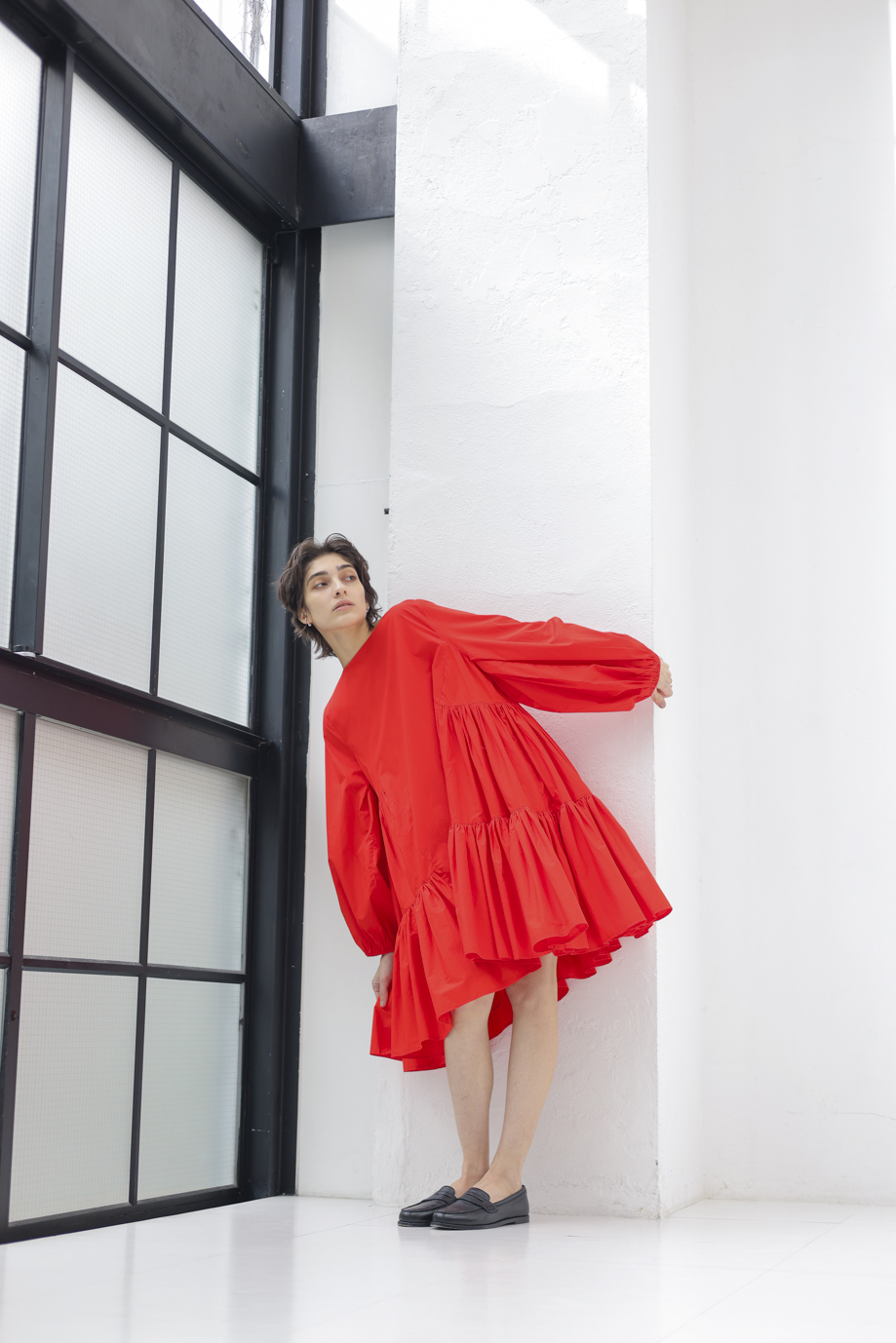 BYWARDのレッドのドレスの全身