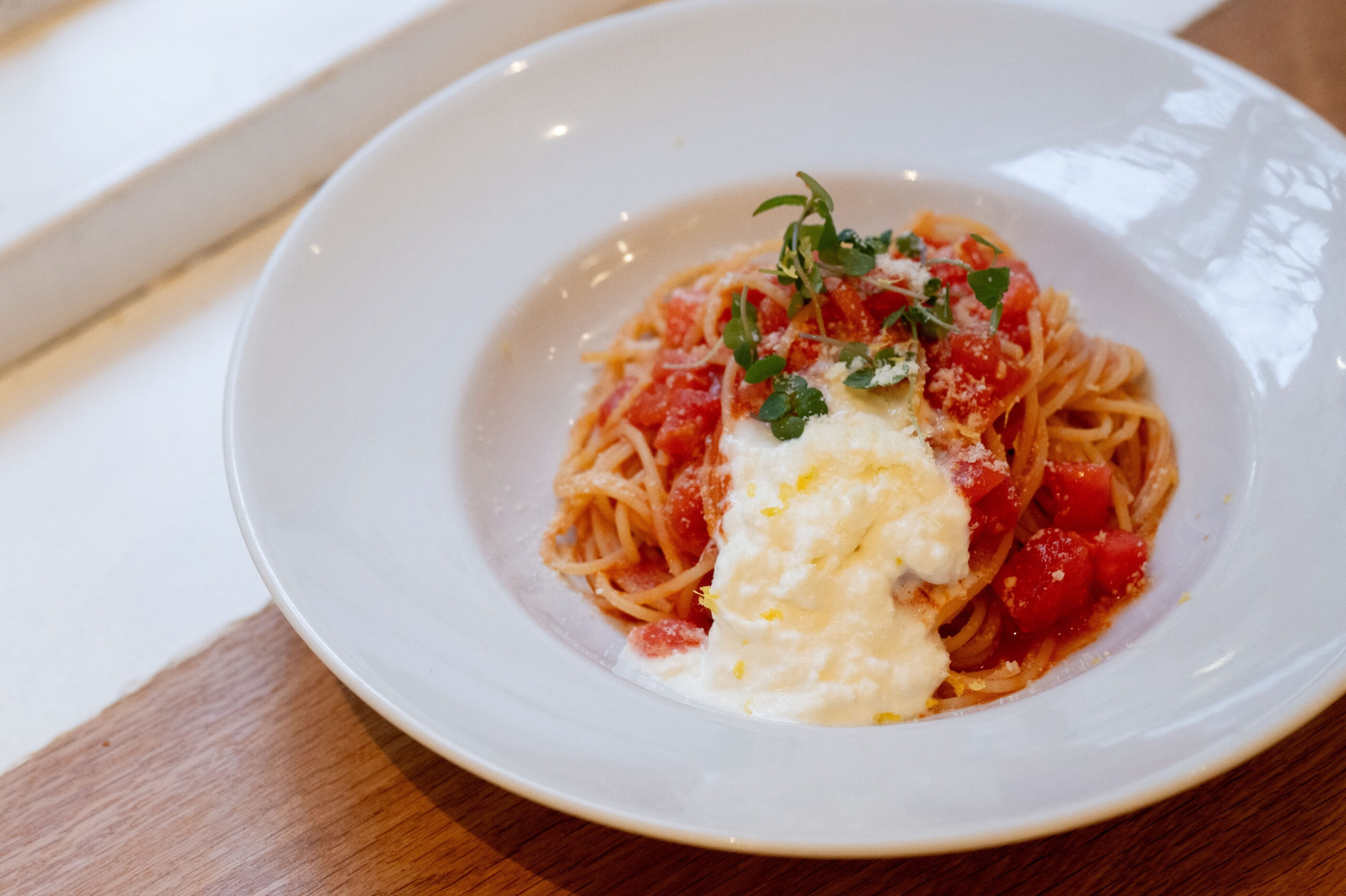 フレッシュトマトとモッツァレラのポモドーロ