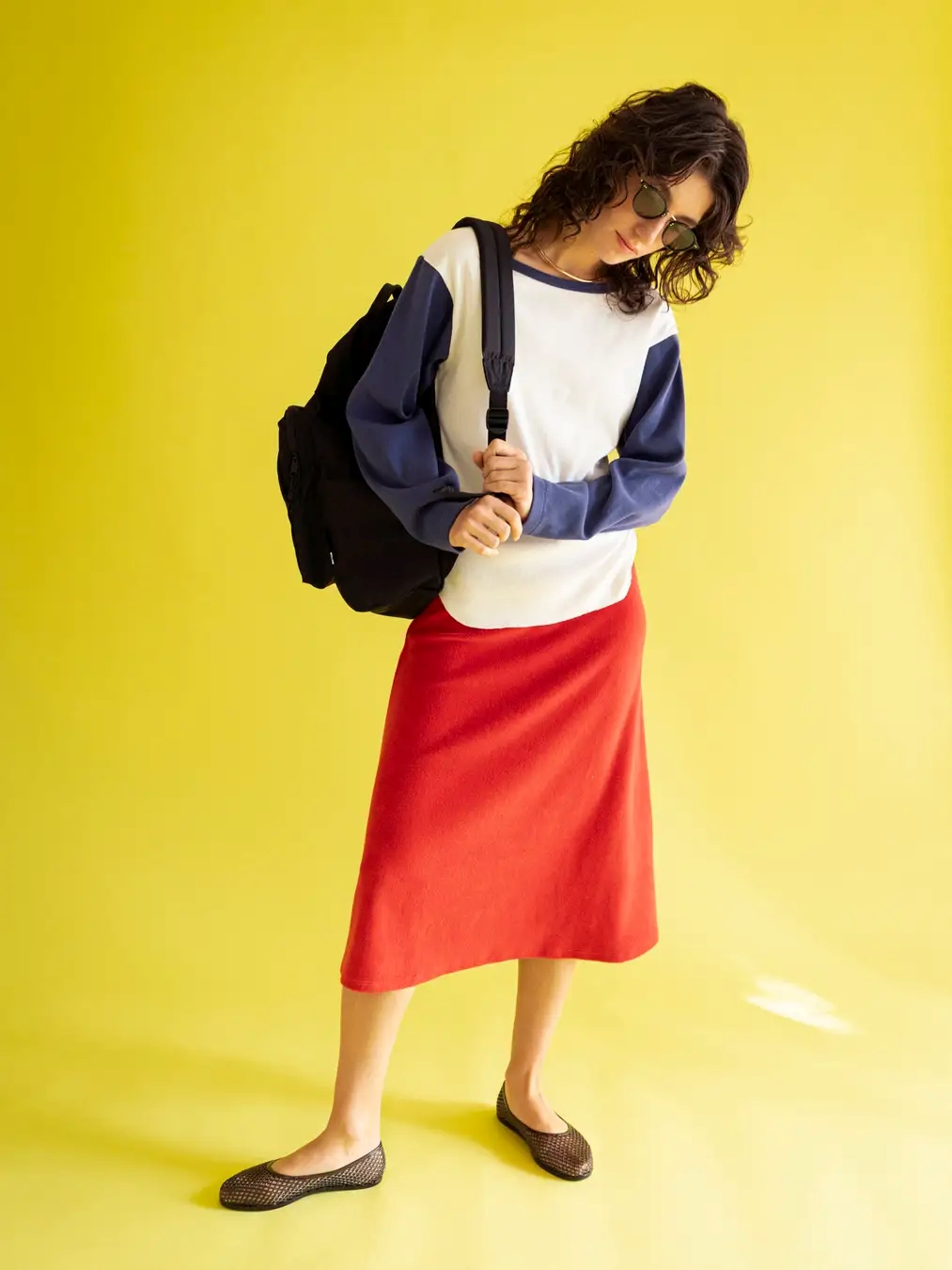 ブルーのグランロングスリーブTシャツとレッドのパイルスカート