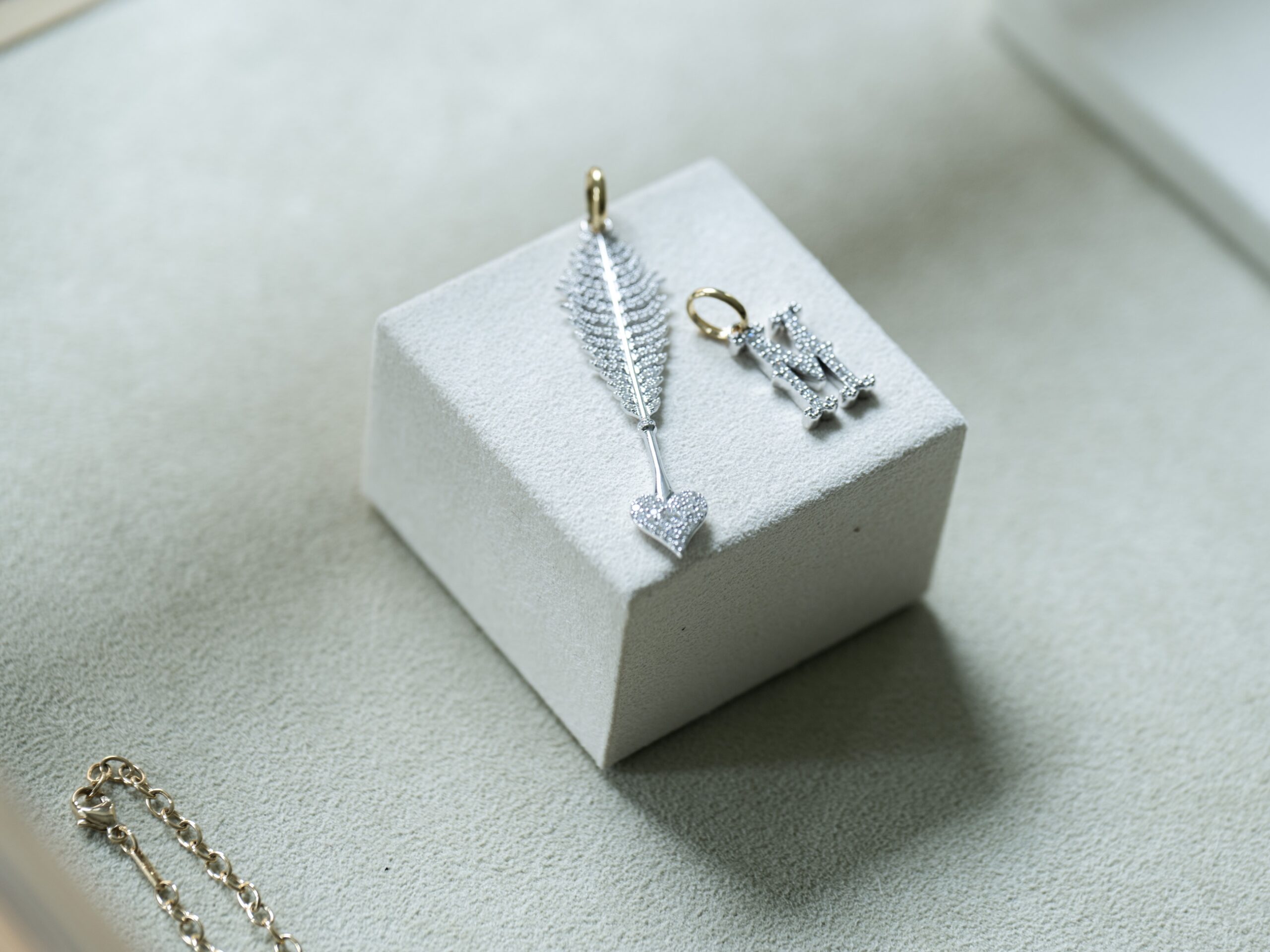 フェザートップ&イニシャルMトップ