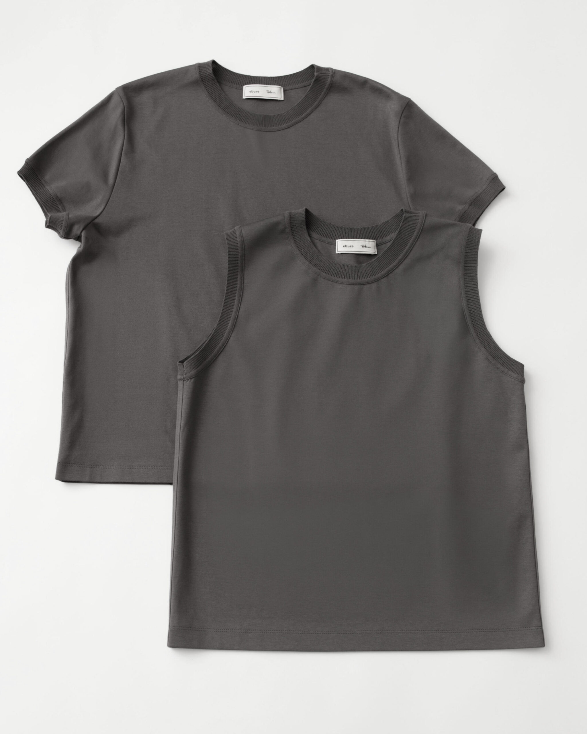 Tシャツとノースリーブ