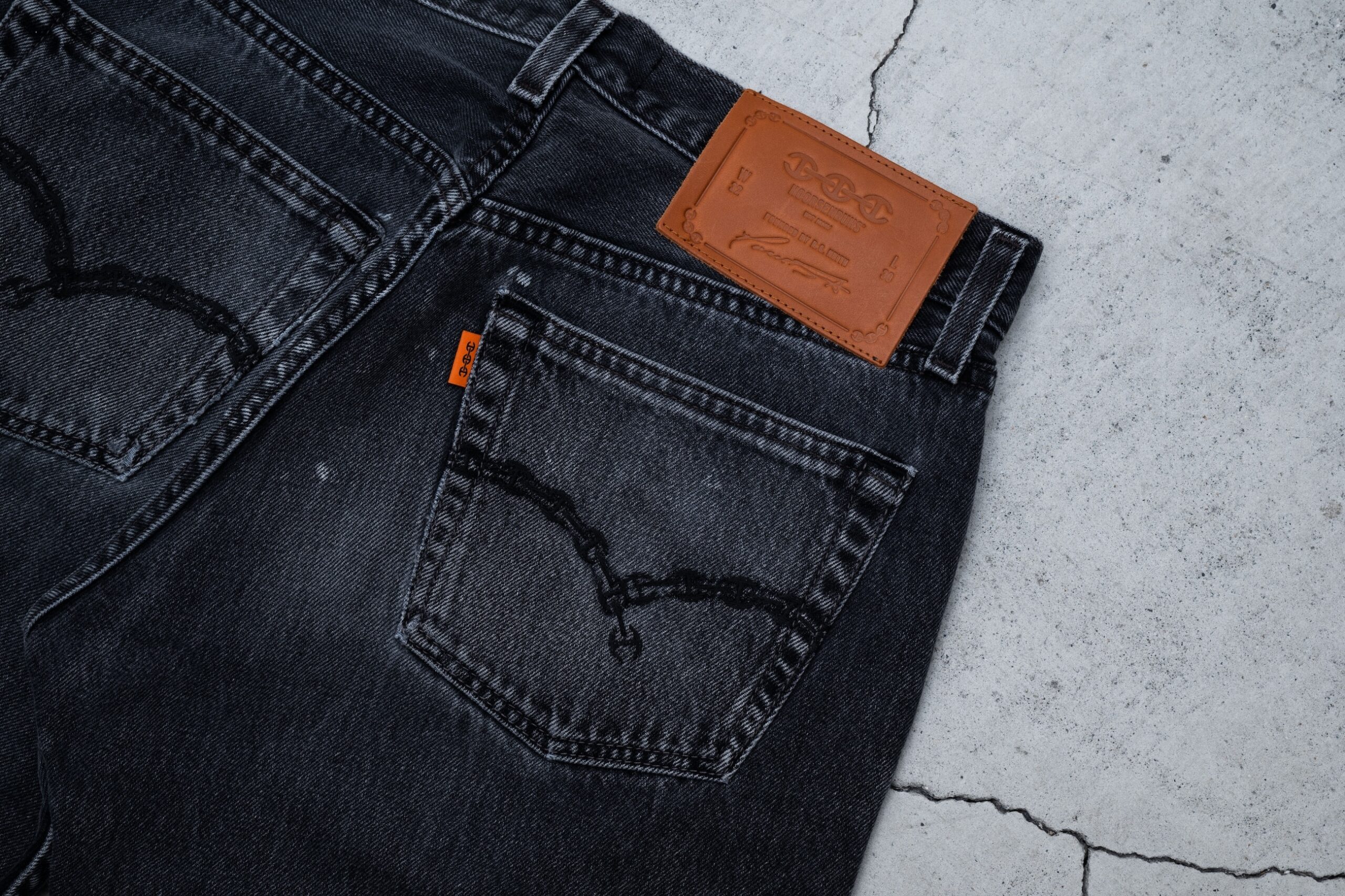 HOORSENBUHS製レザーパッチと、 バックポケットの刺繍拡大写真