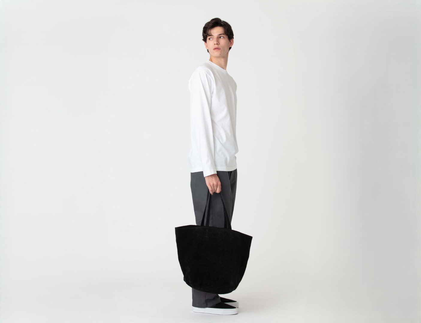 Washed Suede Tote Bag Tote Bagを持った時の様子